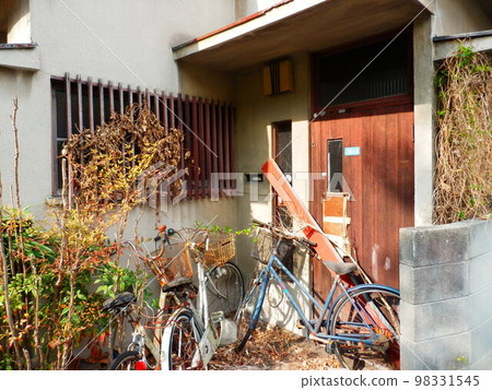 Vacant house 98331545