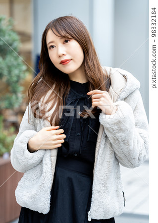 Young woman going out on holidays Young woman going out on holidays 98332184