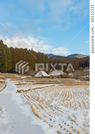 大分縣九重町的茅草屋頂和雪景[1月的冬天] 98332335