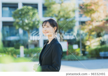 戶外的女商人 戶外的女商人 98332491