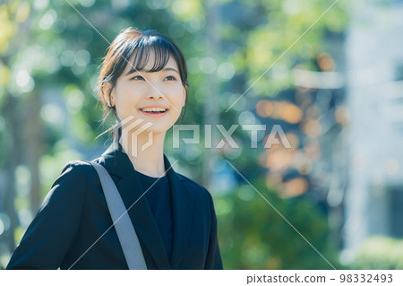 戶外的女商人 98332493