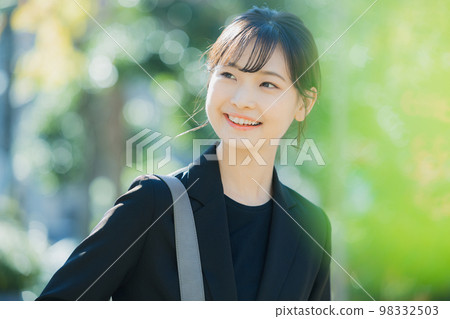 戶外的女商人 98332503