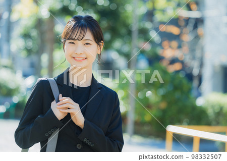 戶外的女商人 98332507