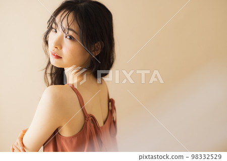 米色背美女 米色背美女 98332529