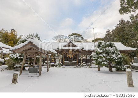 Kibe Shrine and snow scene in Kunisaki City, Oita Prefecture [Winter in January] 98332580