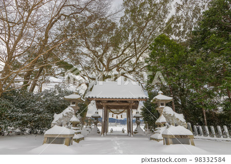 Kibe Shrine and snow scene in Kunisaki City, Oita Prefecture [Winter in January] 98332584