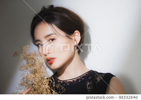 一個穿黑色連衣裙的女人 一個穿黑色連衣裙的女人 98332640