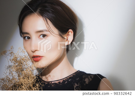 一個穿黑色連衣裙的女人 98332642