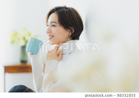 A knitted woman's living room 98332855