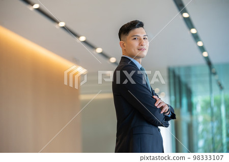 男性,業務,商人,日本人,西裝,正式,CEO,年輕總裁,辦公室,男性員工 男性,業務,商人,日本人,西裝,正式,CEO,年輕總裁,辦公室,男性員工 98333107