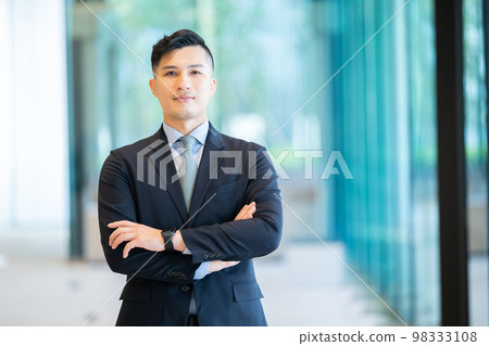 男性，業務，商人，日本人，西裝，正式，CEO，年輕總裁，辦公室，男性員工 98333108