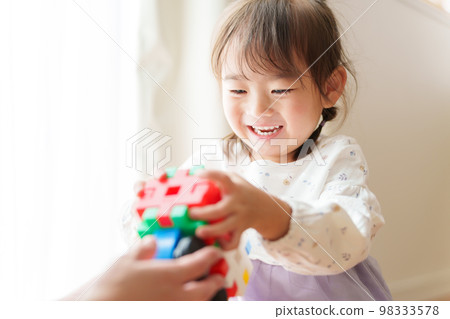 女孩和媽媽玩玩具 女孩和媽媽玩玩具 98333578