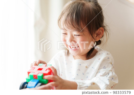 女孩和媽媽玩玩具 女孩和媽媽玩玩具 98333579