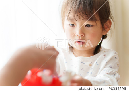 女孩和媽媽玩玩具 98333596