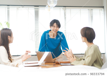 開會的婦女 98333794