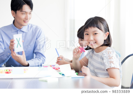 教育 孩子們在英語會話課上上課 98333889