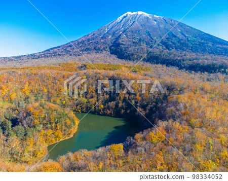 Mt. Yotei (Ezo Fuji) and Lake Hangetsu in the fall foliage season in Kutchan-cho, Hokkaido in October 98334052