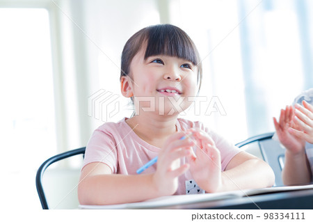 在學校學習的女孩 98334111