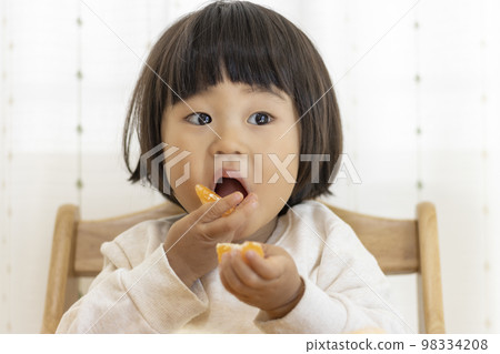 Baby sitting and eating oranges (2 years and 4 months, girl, Japanese) Baby sitting and eating oranges (2 years and 4 months, girl, Japanese) 98334208
