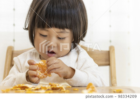 Baby sitting and eating oranges (2 years and 4 months, girl, Japanese) Baby sitting and eating oranges (2 years and 4 months, girl, Japanese) 98334209