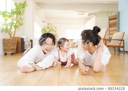 cute baby and parents cute baby and parents 98334228