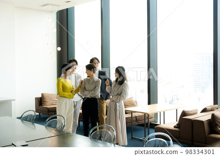 Five men and women lined up in the office Five men and women lined up in the office 98334301