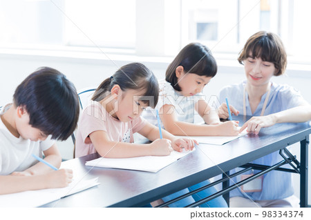 教育 在英語會話課上學習的孩子和母語老師 98334374