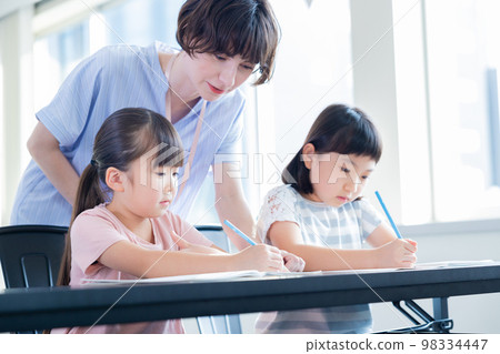 Education Children taking lessons in an English conversation class 98334447