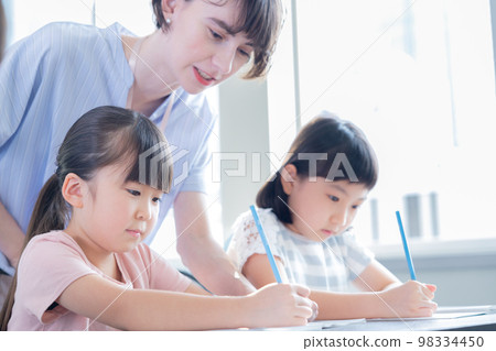 教育 孩子們在英語會話課上上課 98334450