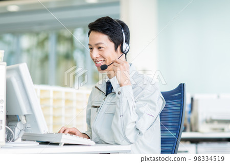 A male office operator　 98334519