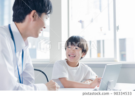 在補習班學習的男孩 98334533