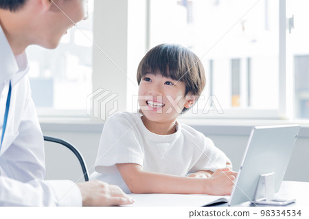 在補習班學習的男孩 98334534