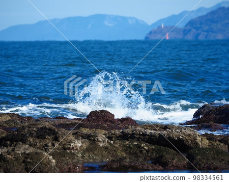 日本海。海浪拍打岩石 98334561