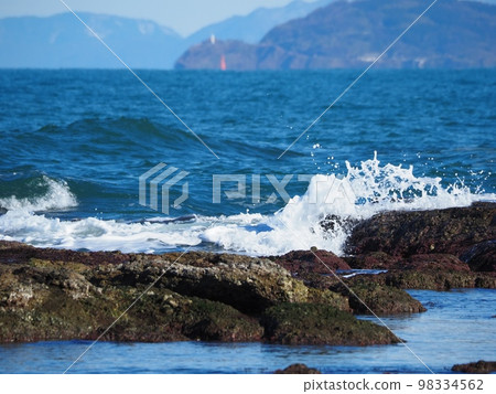 日本海。海浪拍打岩石 2 98334562