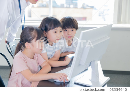 孩子們使用電腦上課 98334640