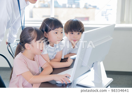 孩子們使用電腦上課 孩子們使用電腦上課 98334641