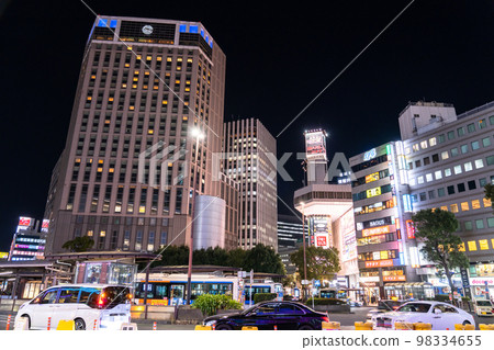 《神奈川縣》橫濱車站前繁華的夜晚 98334655