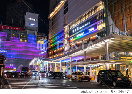 《神奈川縣》橫濱車站前繁華的夜晚 98334657