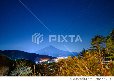Night view of Mt. Fuji and Lake Kawaguchi from the campsite (Yamanashi Prefecture) 98334723