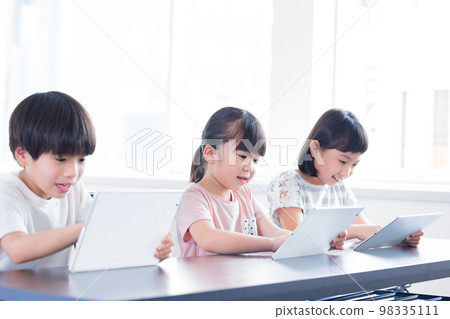 孩子們在平板電腦上學習 孩子們在平板電腦上學習 98335111