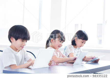 children learning on tablet 98335122
