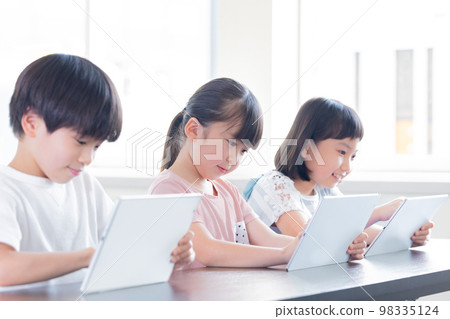 children learning on tablet children learning on tablet 98335124
