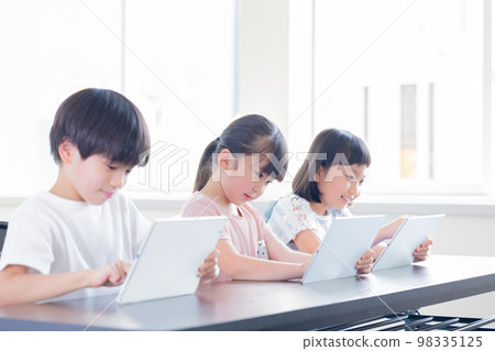 children learning on tablet 98335125