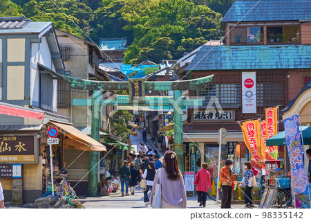 Looking toward the Enoshima entrance from Enoshima Bentenbashi in Kanagawa Prefecture Looking toward the Enoshima entrance from Enoshima Bentenbashi in Kanagawa Prefecture 98335142