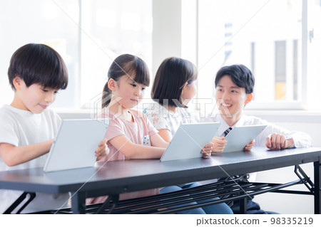 孩子和老師在平板電腦上學習 98335219