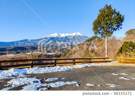 Mt. Ontake seen from Kuzo Pass in winter Mt. Ontake seen from Kuzo Pass in winter 98335271