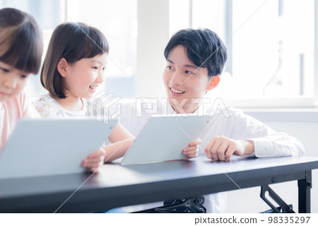 孩子們在平板電腦上學習 98335297