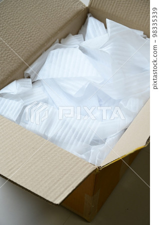 white wrap bubble put in brown box 98335339