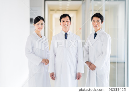 Staff of white coat 98335425