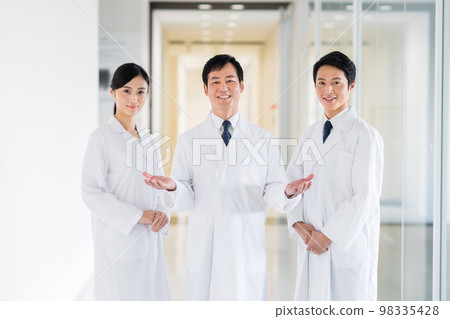 白大衣的工作人員 98335428